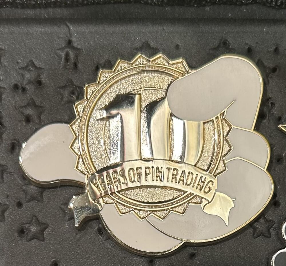 Disney Pin Trading 10th Anniversary - Badge in Hand | PIN 108639