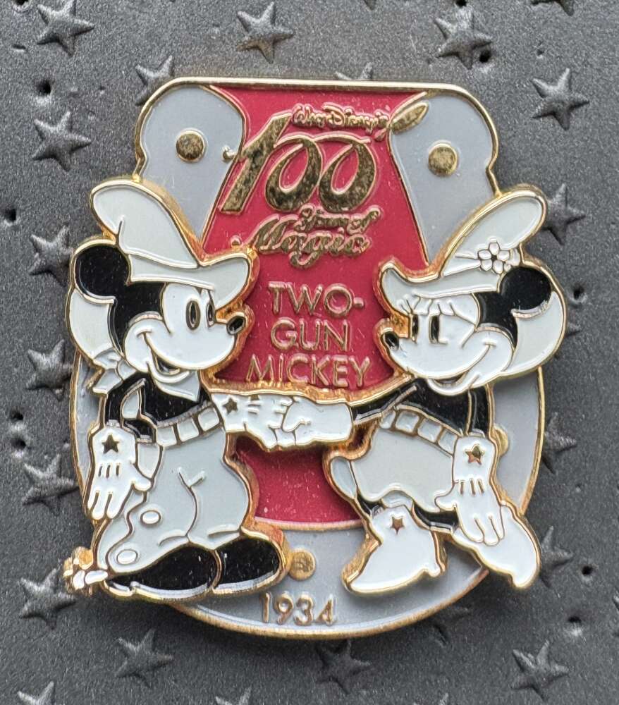 Disney ミッキー Two-Gun Mickey ピンバッジ 100 Years of Magic - Two Gun Mickey | PIN 118990