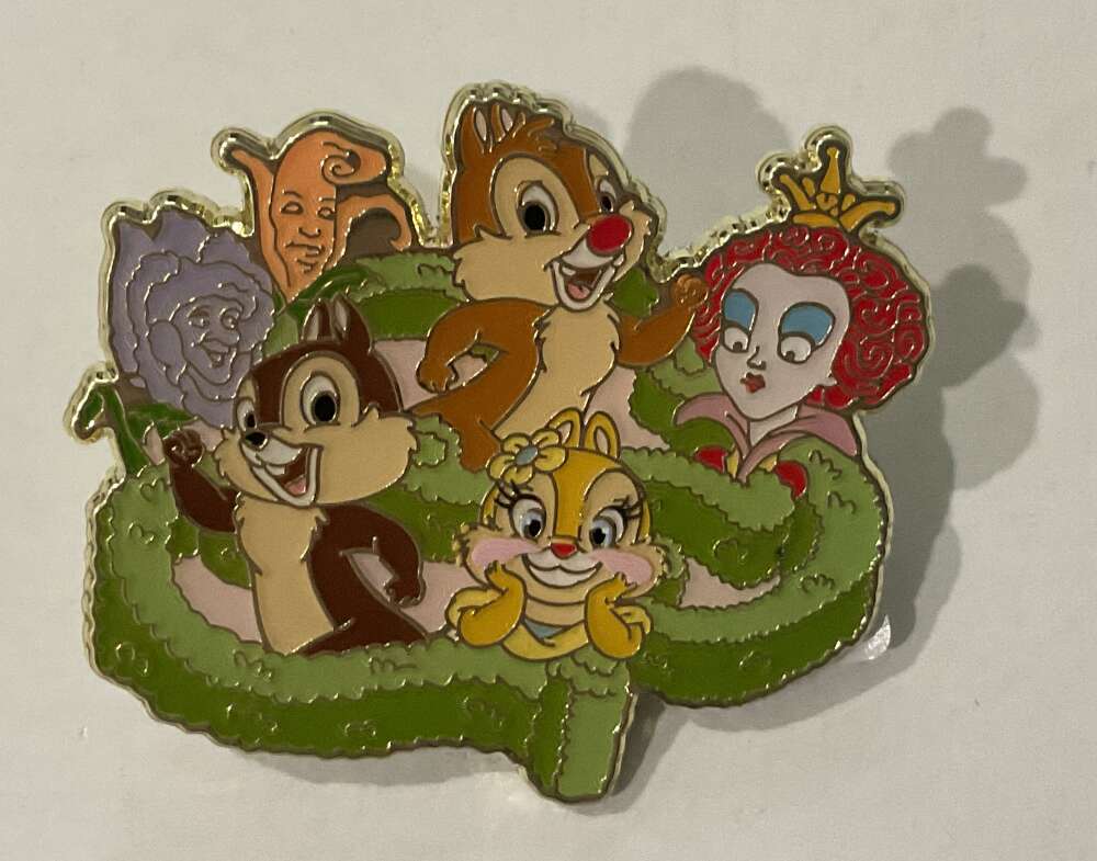 Attraction series - Chip, Dale, & Clarice Alice in Wonderland Maze