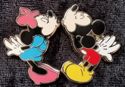 Mickey and Minnie Magnet Kiss
