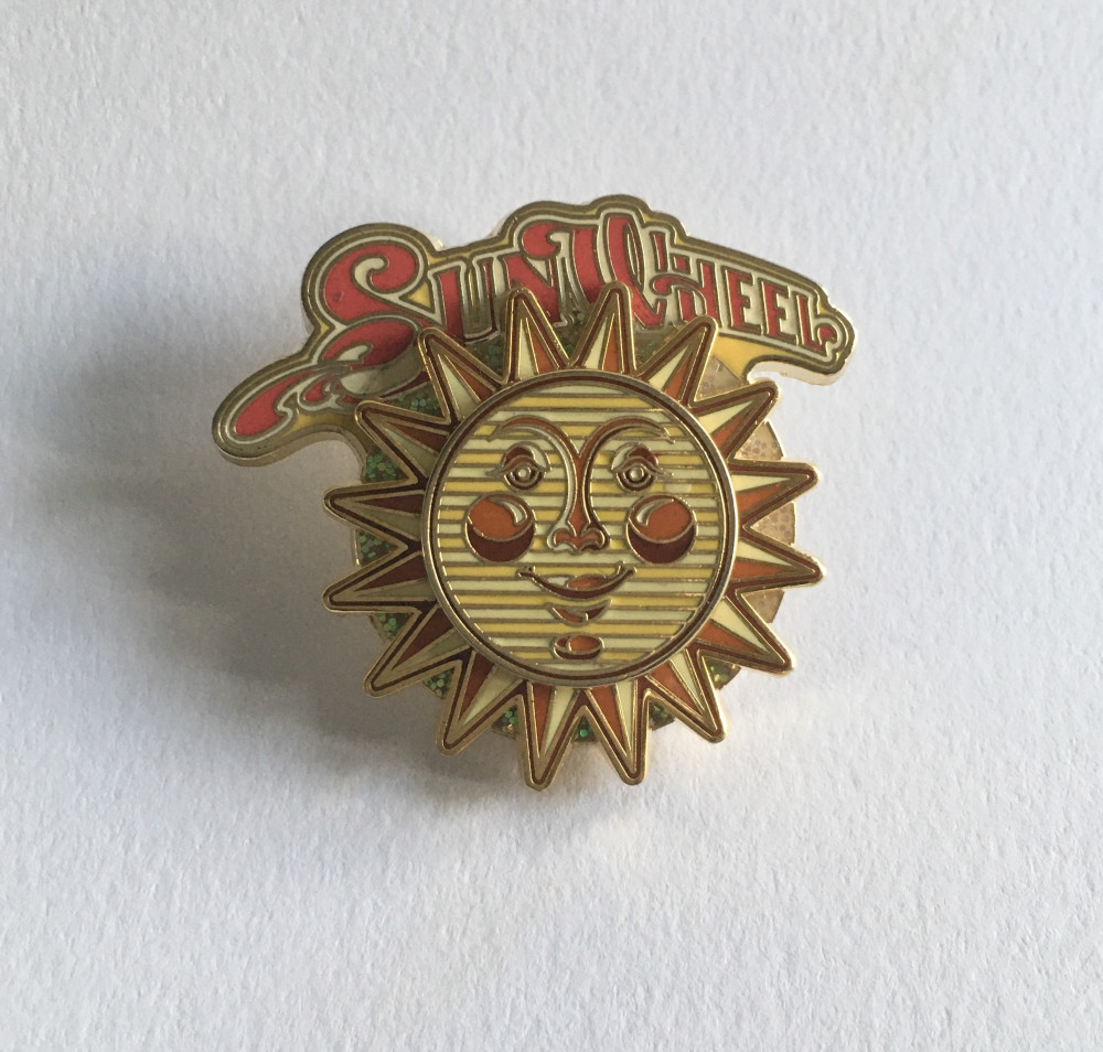 サン　ホイール　sun wheel ディズニーカリフォルニア　ピンバッジ 61374_0Rbs.jpg