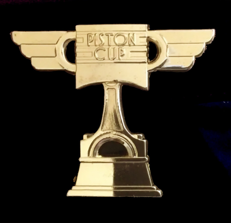 Piston Cup トロフィー ゴールド カーズ　カリフォルニアディズニー Piston Cup トロフィー ゴールド カーズ カリフォルニアディズニー