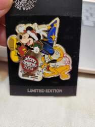Click to view the Mickey and Pluto Merry Christmas 2004 details