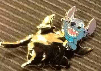 3949 - Golden Vehicle Collection - Stitch Ridiing Dumbo - Disneyland Resort alternate image