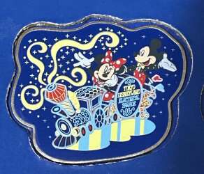 Click to view the Dreamlights Parade Boxed Set - Mickey and Minnie on the Train details