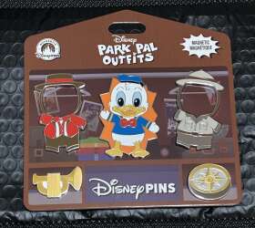 Donald Duck Magnetic Bugle Player & Explorer Pin Set