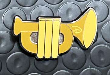 'Park Pal Outfits - Magnetic Bugle Player and Explorer Pin Set - Bugle Only - MLT'