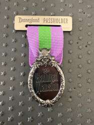 DLR Annual Passholder 2017 Attraction Medals - Haunted Mansion - DLR