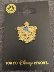 108527 - Gold Crest Emblem - White Rabbit - Tokyo Disneyland Resort alternate image