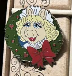 108768 - The Muppet Christmas Carol 24-Day Advent Calendar - Miss Piggy as Emily Cratchit - Disney Store US alternate image