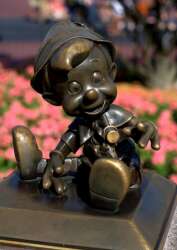 109116 - Disneyland Hub Statues - Pinocchio Hub - Walt Disney Imagineering alternate image