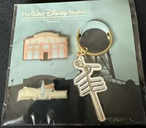 'Walt Disney Studios - Lapel Pin and Keychain Set - DEC'