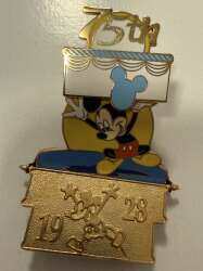 'Mickey Mouse 75th Anniversary - Mickey 75th Anniversary Cake slider and hinge - DCL'