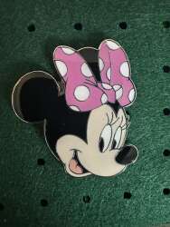 'Minnie Mouse Head with Pink Bow Facing Right'