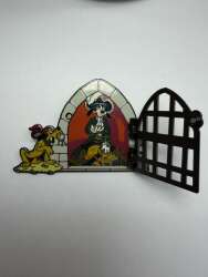 112340 - Pirates of the Caribbean: Battle for the Sunken Treasure - Pluto & Goofy in Jail Cell - Shanghai Disney Resort alternate image