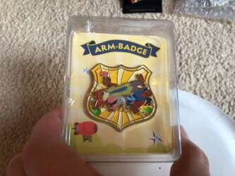 113986 - Zootopia Collection Arm-Badge Metal Badge Surprise Box - Miniso - Judy Hopps and Nick Wilde Shield - Disney Licensed alternate image