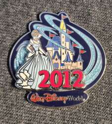 114017 - 2012 Dated Year Pins - Cinderella - Walt Disney World alternate image