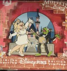 114651 - The Muppets Disney Park Day - Kermit & Miss Piggy at Sleeping Beauty Castle - Mini Jumbo - Disneyland Resort alternate image