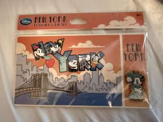 115120 - New York Postcard & Pin Set - Minnie Mouse - Disney Store US alternate image