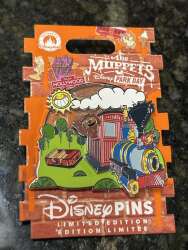 115303 - The Muppets Disney Park Day - Rowlf at Mickey’s Runaway Railroad - Walt Disney World alternate image