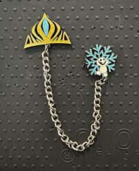 Elsa’s crown chained to snowgie