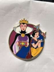 118377 - Fantasy Pin Series: Le Caillou Magicue - Upside Down Collection - Evil Queen and Snow White - Fantasy Unlicensed alternate image