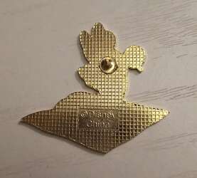 118483 - Jerry Leigh - Florida Minnie on the beach Pin - Disney Licensed alternate image