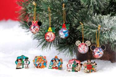 118970 - Christmas 2012 — Mickey and Snow Mouse with Tree - Hong Kong Disneyland alternate image