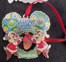 Chip and Dale around a wreath.