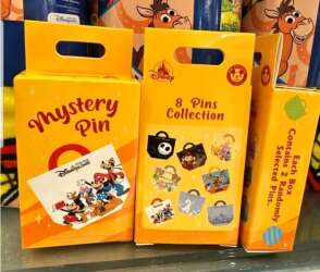 Hong Kong Disneyland ピンバッジ 大量セット Hong Kong Disneyland Shopping Bag Mystery Collection - Unopened