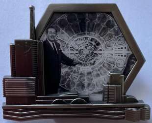 126864 - Epcot 9 of 12 - Walt's Magical Moments Series