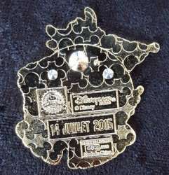 8135 - Bastille Day - 14 juillet 2015 Stitch flying over the Arc de Triomphe - Disneyland Resort Paris alternate image