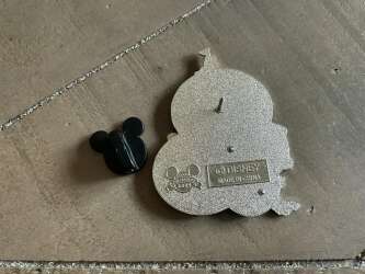 27547 - 2004 Dated Year Pins - Cinderella Castle - Sorcerer Mickey - Walt Disney World alternate image