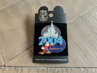 27547 - 2004 Dated Year Pins - Cinderella Castle - Sorcerer Mickey - Walt Disney World alternate image