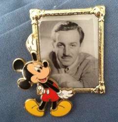 10665 - Walt Disney - Mickey - Holding Picture Frame alternate image