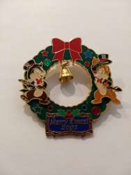Merry X'Mas Wreath - Chip & Dale
