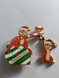 33183 - Christmas 2009 - Cast Member Merry Christmas 2009 with Chip 'n' Dale - Walt Disney World alternate image