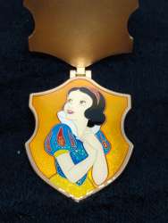 9728 - Hinged Princess Crest - Snow White - Walt Disney Imagineering alternate image
