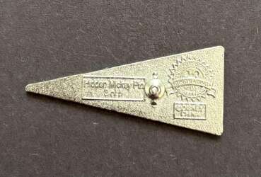 3388 - WDW Hidden Mickey Series 2010: Pennants Collection - Green Pennant - Walt Disney World alternate image