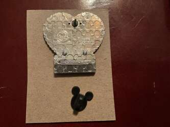 45151 - Mickey Mouse and Minnie Mouse Kissing - Mickey & Minnie Heart Slider alternate image