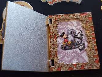 45529 - Cast Exclusive - Cast Holiday Celebration 2002 Hinged - Theme Park Cast Member Exclusive alternate image