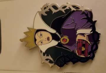 Snow White and the Seven Dwarfs - Evil Queen Holding a Box - MLT