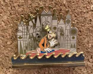 48345 - 3D Diorama Collection - Goofy Riding it's a small world - Disneyland Resort alternate image