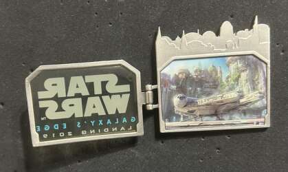 'Star Wars Galaxy's Edge - Landing 2019 — Hinged Passholder Exclusive - MLT'