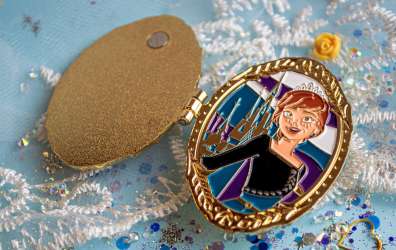 49574 - IKNOWK - Frozen II - Anna Hinged locket Korea - Disney Licensed alternate image