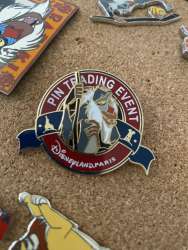 51780 - Mickey & Le Magicien - Rafiki Pin Trading Event - Disneyland Resort Paris alternate image