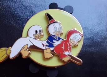 35696 - 110th Legacy Collection - Huey, Dewey & Louie Trick Or Treat - Disney Store US alternate image