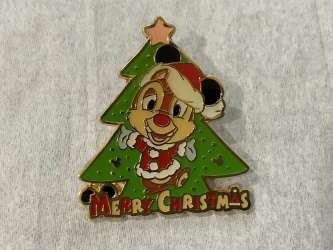 Tokyo DisneySea Abu&#039;s Bazaar Game Prizes - Santa Dale in Front of a Green Christmas Tree - TDR