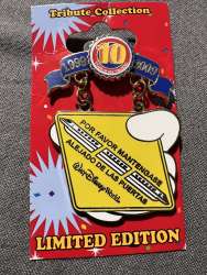 62049 - Disney Pin Trading 10th Anniversary: Decade of Magical Trades - Por Favor Mantengase Alejado…. - Walt Disney World alternate image
