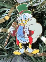 70117 - Toys For Tots - Disney’s Ultimate Toy Drive 2023 - Ebenezer Scrooge McDuck / Mickey's Christmas Carol - Disney Studio Store Hollywood / Soda Fountain alternate image